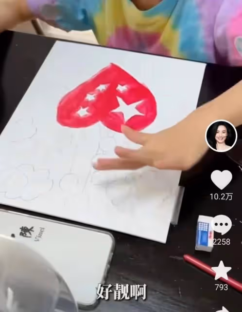 張柏芝帶娃為祖國慶生!15歲長子祝福國慶節,聲音低沉像極謝霆鋒