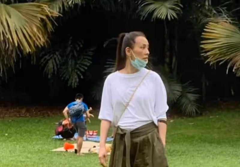 52歲張庭現身新加坡!身體暴瘦額骨突出,素顏露營判若兩人,網友直呼:難認出