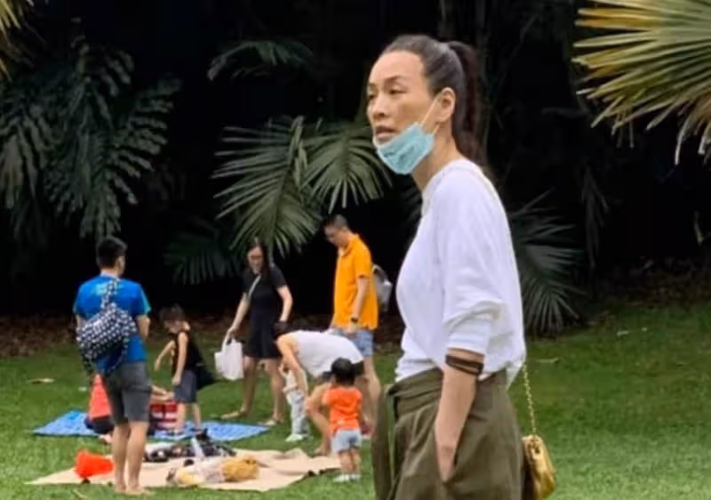 52歲張庭現身新加坡!身體暴瘦額骨突出,素顏露營判若兩人,網友直呼:難認出