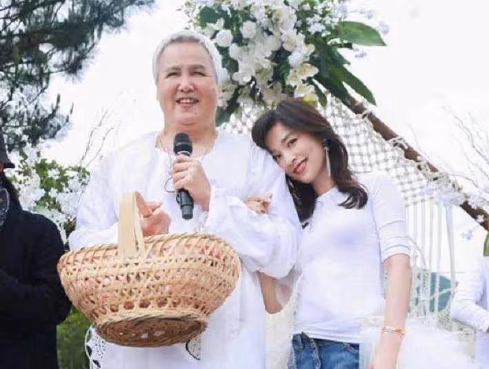 52歲張庭現身新加坡!身體暴瘦額骨突出,素顏露營判若兩人,網友直呼:難認出