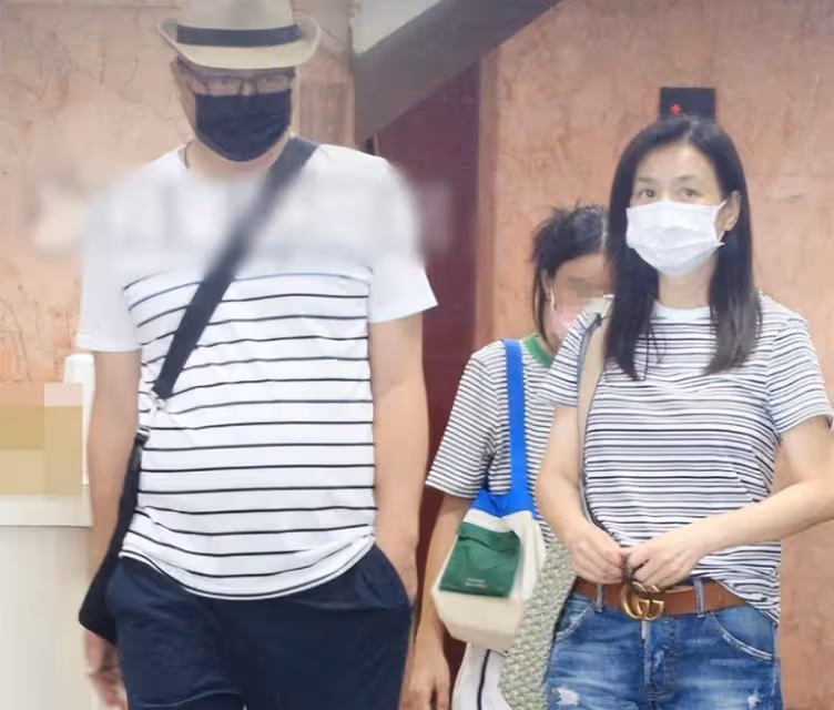 52歲張庭現身新加坡!身體暴瘦額骨突出,素顏露營判若兩人,網友直呼:難認出