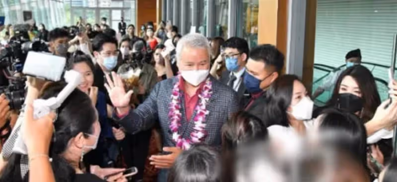 52歲張庭現身新加坡!身體暴瘦額骨突出,素顏露營判若兩人,網友直呼:難認出
