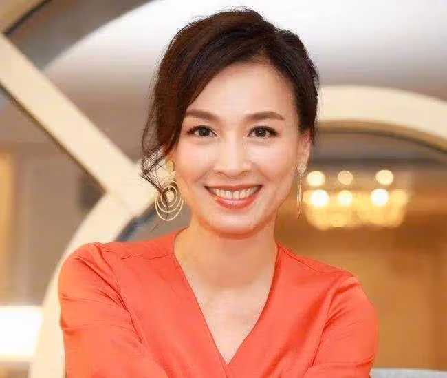 52歲張庭現身新加坡!身體暴瘦額骨突出,素顏露營判若兩人,網友直呼:難認出