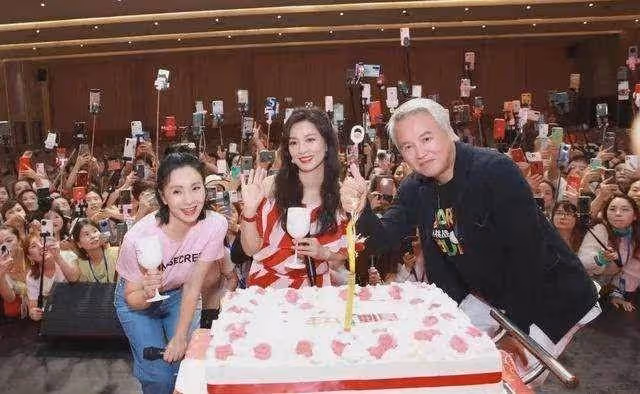52歲張庭現身新加坡!身體暴瘦額骨突出,素顏露營判若兩人,網友直呼:難認出