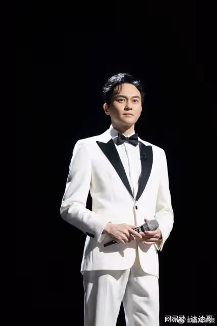 張智霖唱到一半 袁詠儀「絕美婚紗現身」:你是我無與倫比的美麗