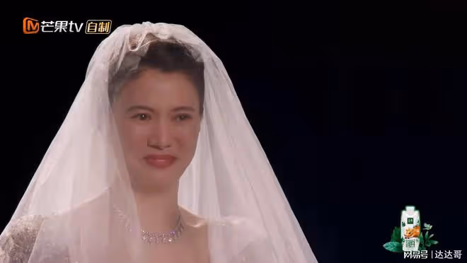 張智霖唱到一半 袁詠儀「絕美婚紗現身」:你是我無與倫比的美麗