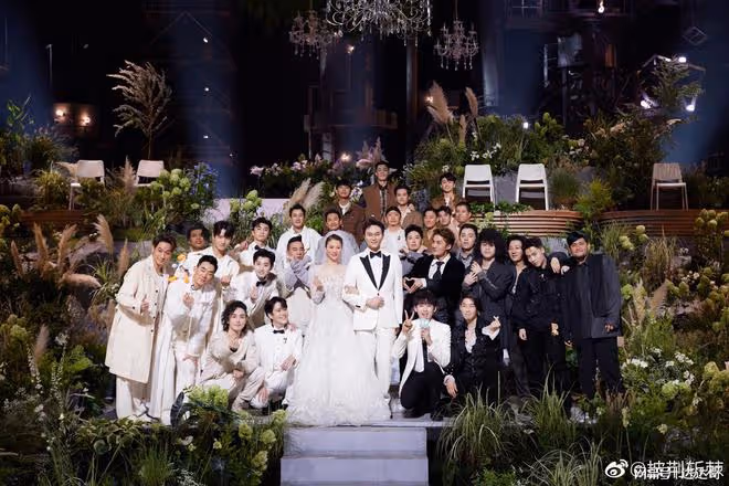 張智霖唱到一半 袁詠儀「絕美婚紗現身」:你是我無與倫比的美麗