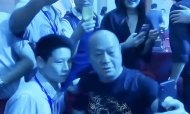 知名港星被曝內地耍大牌!拒絕粉絲搭肩合影,怒斥:一手打死你