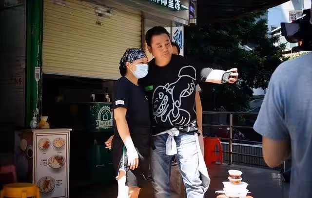 大肚腩搶鏡!前TVB知名男星被大媽們求合照,奪男配後卻無劇可拍