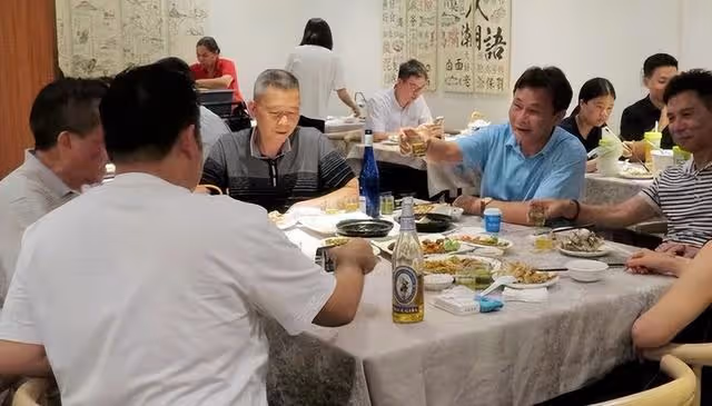 大肚腩搶鏡!前TVB知名男星被大媽們求合照,奪男配後卻無劇可拍