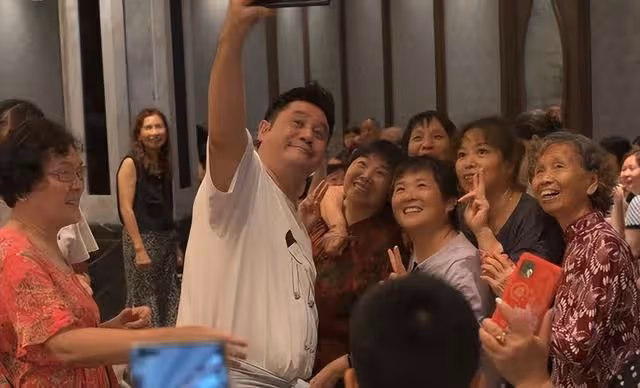 大肚腩搶鏡!前TVB知名男星被大媽們求合照,奪男配後卻無劇可拍