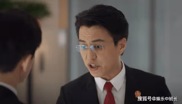 《底線》故事貫穿時下熱點話題,靳東在這部劇中演技炸裂