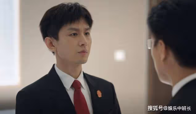 《底線》故事貫穿時下熱點話題,靳東在這部劇中演技炸裂