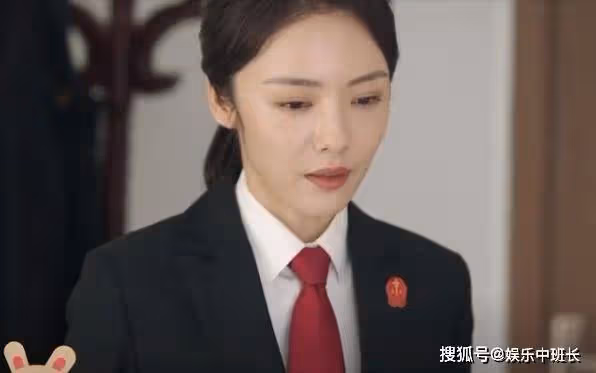 《底線》故事貫穿時下熱點話題,靳東在這部劇中演技炸裂