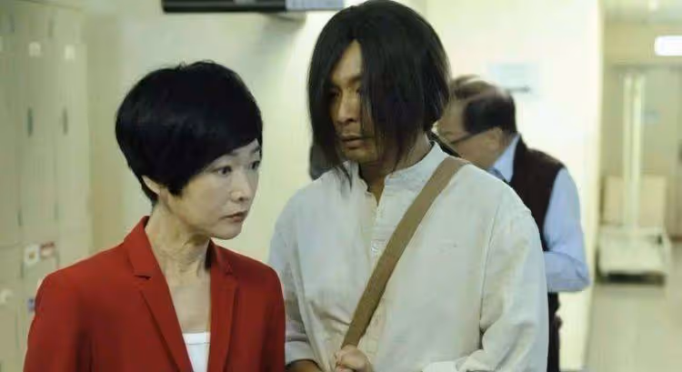 兩次演「傻子」獲得視帝,老婆是西遊記中的紅孩兒,如今兒女雙全