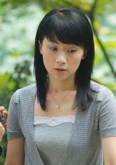 她曾被稱為「苦情劇女王」，紅極一時，如今42歲網紅臉依舊未婚