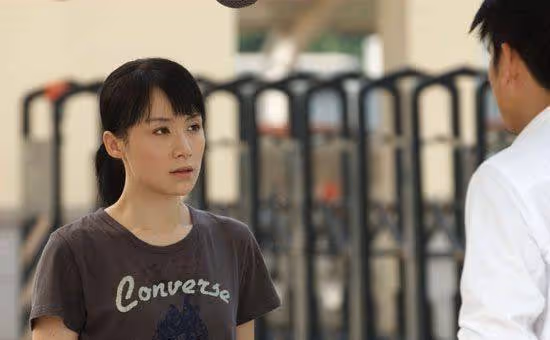 她曾被稱為「苦情劇女王」，紅極一時，如今42歲網紅臉依舊未婚