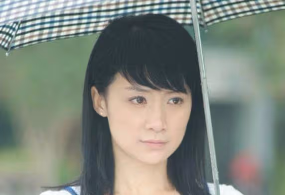 她曾被稱為「苦情劇女王」，紅極一時，如今42歲網紅臉依舊未婚