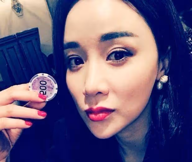 她曾被稱為「苦情劇女王」，紅極一時，如今42歲網紅臉依舊未婚