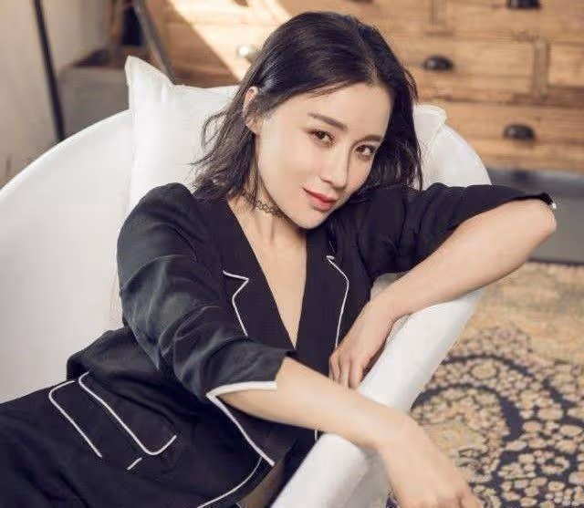 她曾被稱為「苦情劇女王」，紅極一時，如今42歲網紅臉依舊未婚