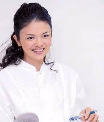 春晚美女主持人,33歲不當主持跑去演戲,今47歲仿佛變了一人