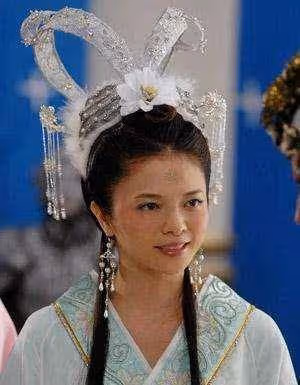 春晚美女主持人,33歲不當主持跑去演戲,今47歲仿佛變了一人