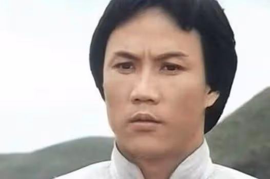他是香港武俠片的大俠專業戶，事業巔峰時出家，如今過得怎麼樣？