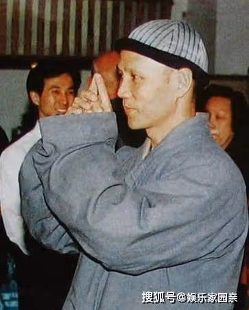 他是香港武俠片的大俠專業戶,事業巔峰時出家,如今過得怎麼樣?
