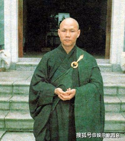 他是香港武俠片的大俠專業戶,事業巔峰時出家,如今過得怎麼樣?