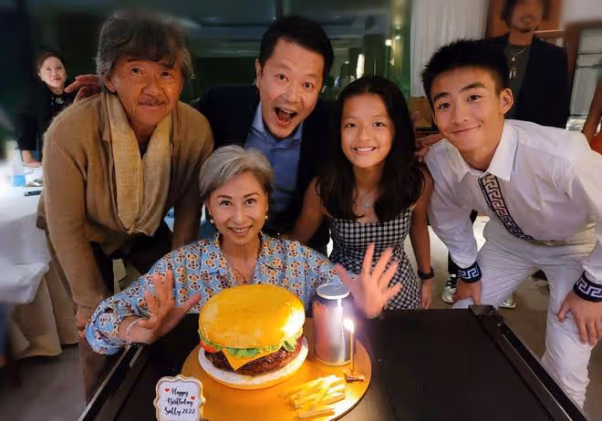 葉倩文自曝確診但已痊癒!61歲生日開心慶祝,老公繼子準兒媳齊聚