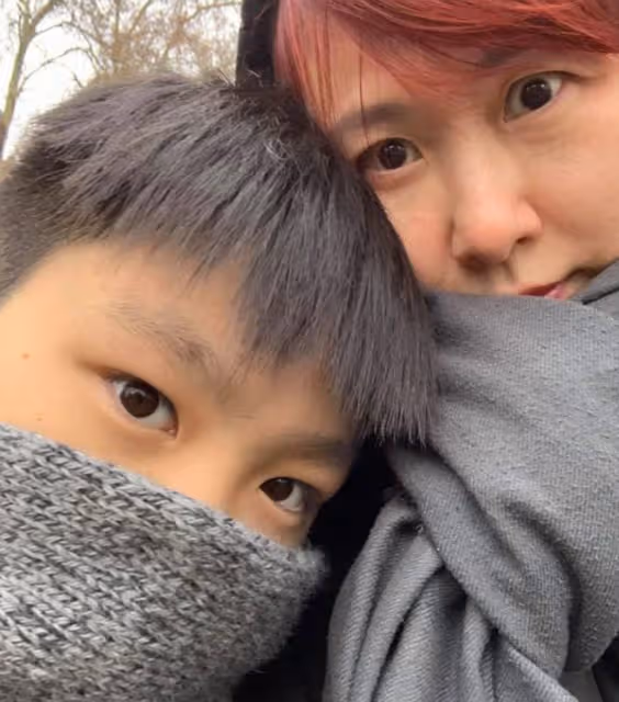 51歲湯寶如罕露面,減肥成功穿短裙秀身材,至今未婚兒子已16歲