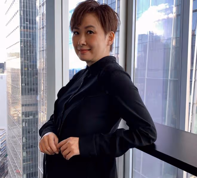 51歲湯寶如罕露面,減肥成功穿短裙秀身材,至今未婚兒子已16歲