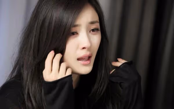 我家很富裕,裝窮2年試探女友,沒想到她突然風光嫁人,結婚對象讓我心痛無比,一切都遲了