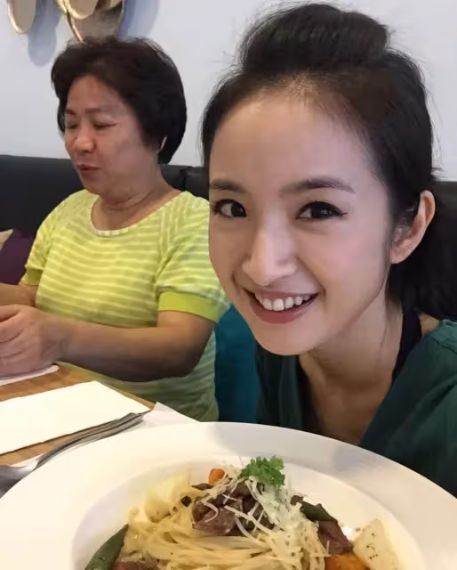 林依晨弟弟:與姐姐同框像兩代人,在明星姐姐的資助下成餐廳老闆