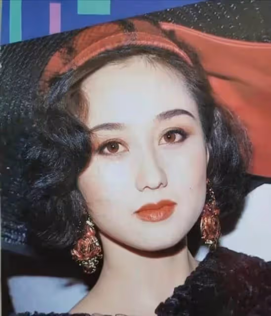 李連杰87歲岳父露面,五官跟利智太相似,其留在中山養老!