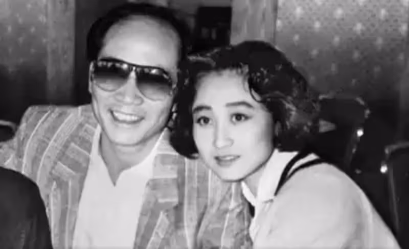 李連杰87歲岳父露面,五官跟利智太相似,其留在中山養老!