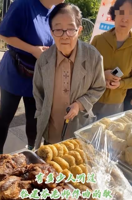 87歲谷建芬街頭小攤買菜!拄拐杖走路身形佝僂