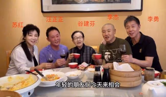 87歲谷建芬街頭小攤買菜!拄拐杖走路身形佝僂