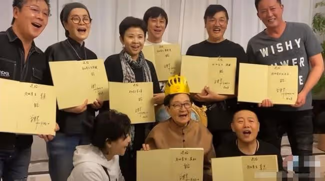 87歲谷建芬街頭小攤買菜!拄拐杖走路身形佝僂