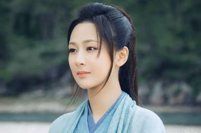 胡杏兒曬一家合照，一家三口擺同款姿勢超幸福，兒子顏值超高像媽媽
