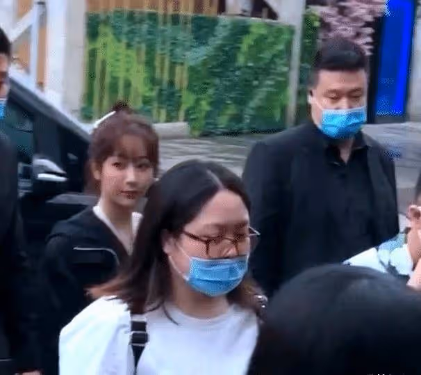楊紫生圖曝光,骨架偏大比主持人也壯,無濾鏡下顏值太真實