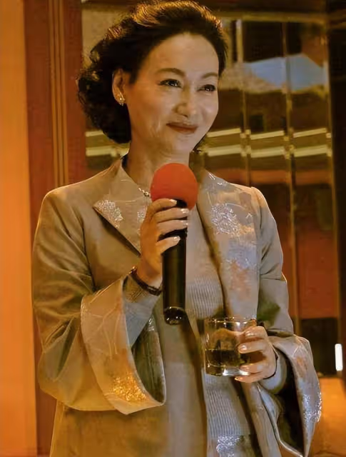 老年人愛美還得學惠英紅,62歲短髮講究,穿衣有品,活出別樣風采!