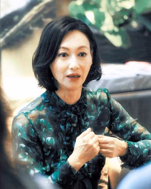 老年人愛美還得學惠英紅，62歲短髮講究，穿衣有品，活出別樣風采！