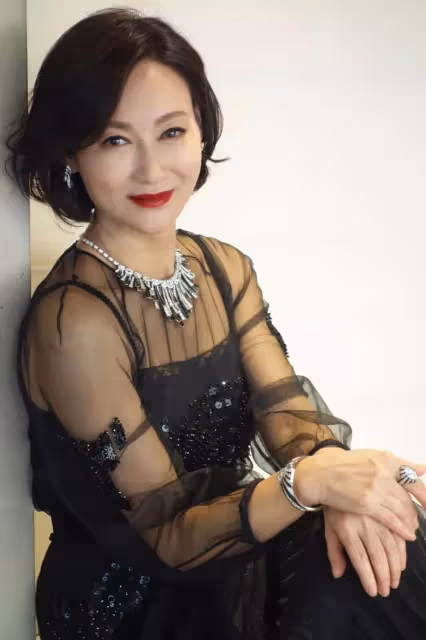老年人愛美還得學惠英紅，62歲短髮講究，穿衣有品，活出別樣風采！