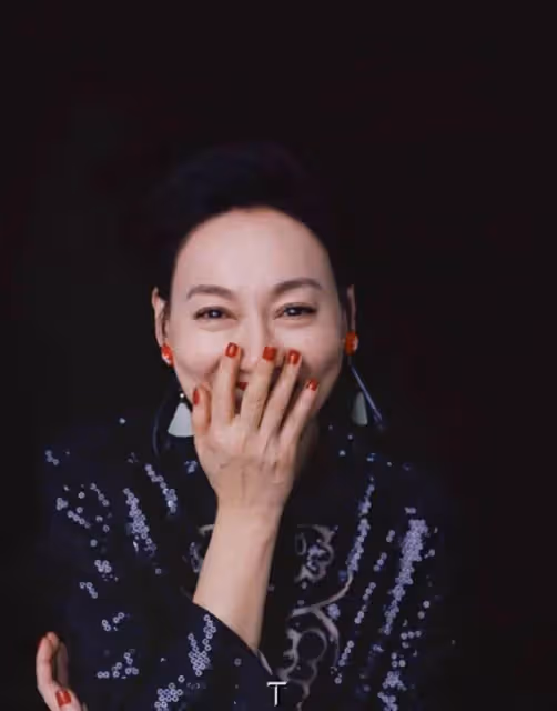 老年人愛美還得學惠英紅，62歲短髮講究，穿衣有品，活出別樣風采！