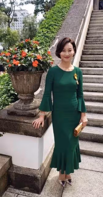 老年人愛美還得學惠英紅，62歲短髮講究，穿衣有品，活出別樣風采！