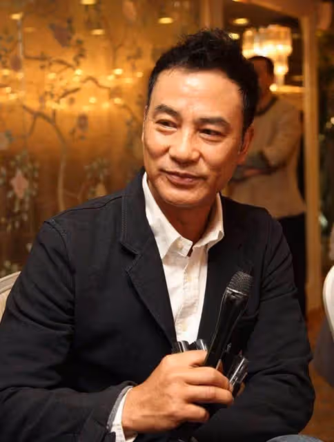 任達華:因愛不要孩子,50歲看到女兒時熱淚盈眶,愛妻子也愛女兒!