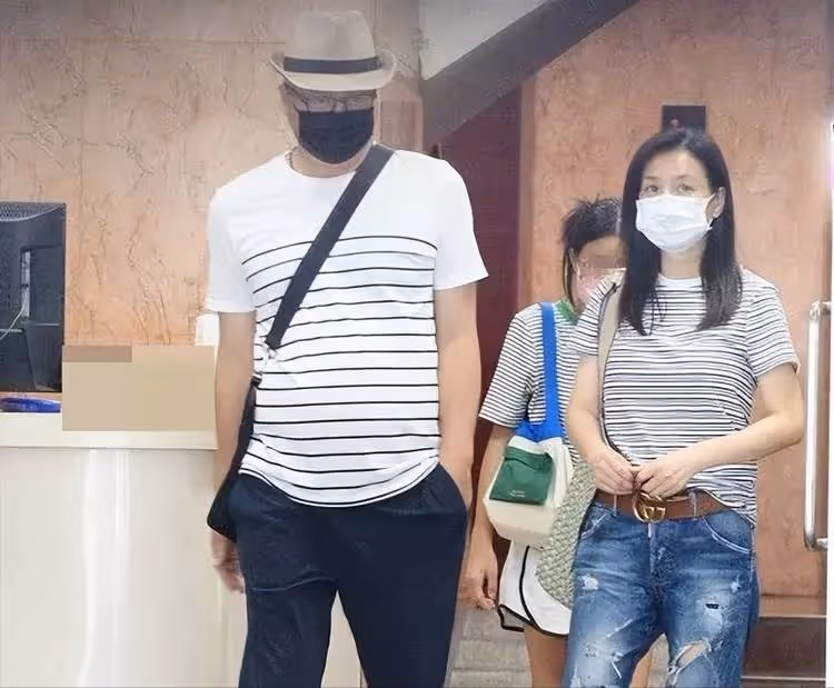 林瑞陽張庭夫婦返台不再炫富?帶12歲女兒「刷黑卡購物」仍住上億豪宅,享受「低調奢華」生活