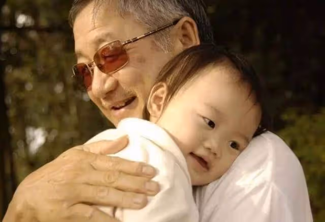 爺爺帶小孫女睡覺「從來不哭」!寶媽好奇偷看「對方哄睡過程」後破口大駡: 你不要臉孩子還要臉