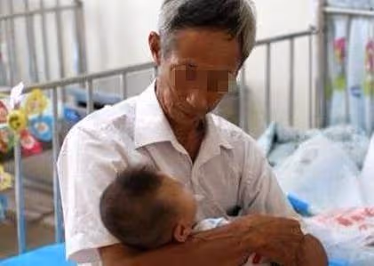爺爺帶小孫女睡覺「從來不哭」!寶媽好奇偷看「對方哄睡過程」後破口大駡: 你不要臉孩子還要臉